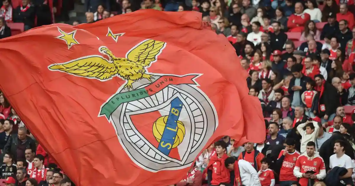 УЕФА оштрафовал «Бенфику» на 73 000 евро за расистское поведение болельщиков, бросание предметов и использование лазерных указок в 1-м стыковом матче ЛЧ с «Реалом»