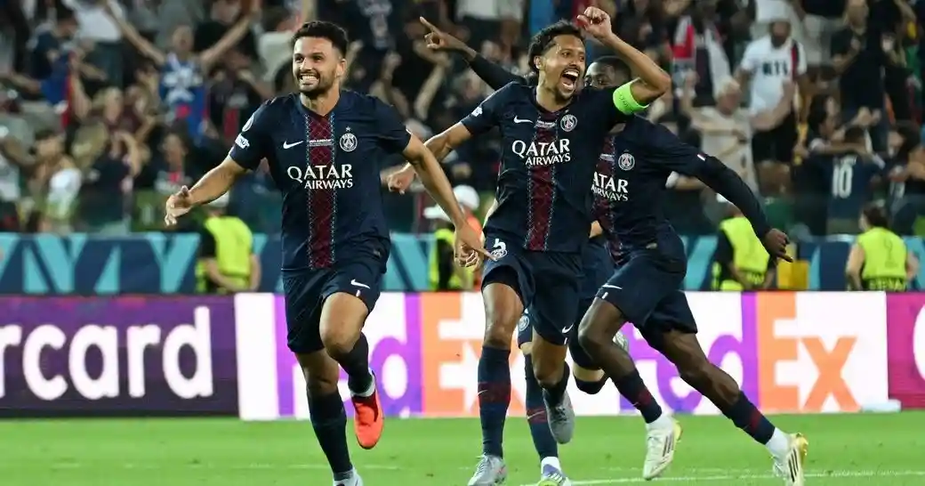 Во Франции перенесли матч лидеров по просьбе «ПСЖ». «Ланс» в ярости