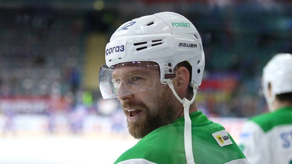 Форвард «Салавата Юлаева» Кузнецов наказан за непристойный жест болельщикам