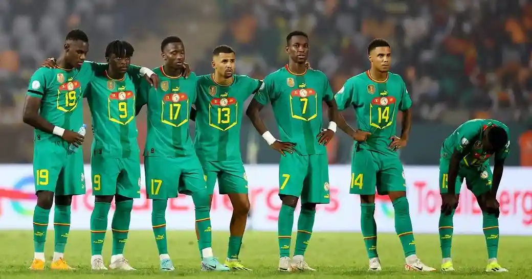 Сборная Сенегала вышла на матч с трофеем Кубка Африки