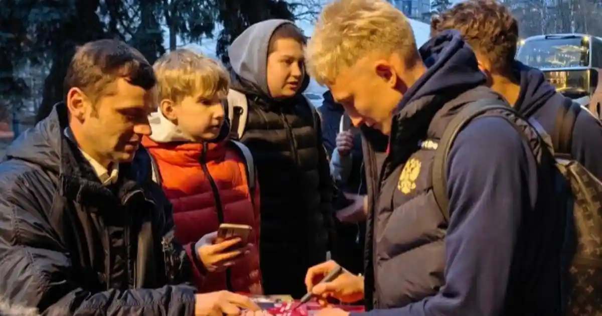 Сборная России по футболу прилетела в Санкт-Петербург