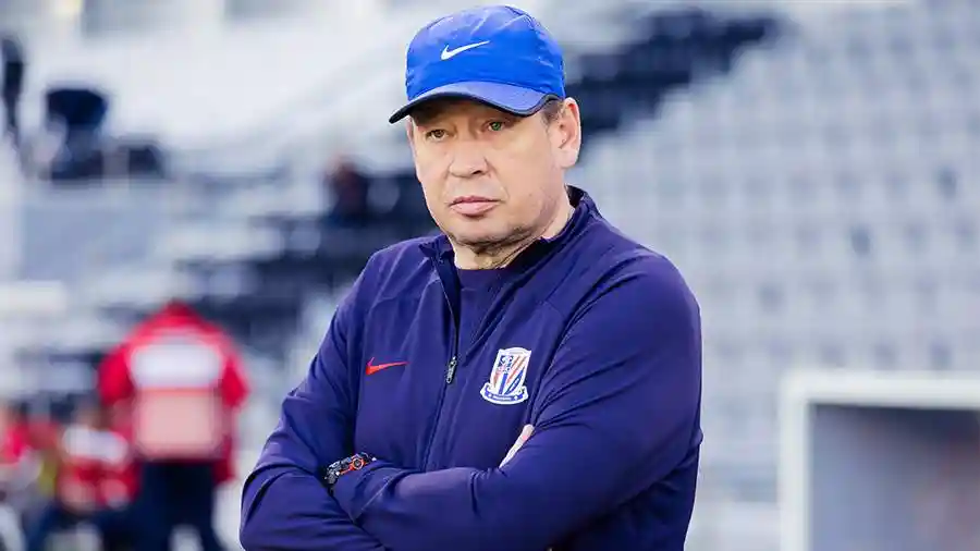 Тренер Слуцкий назвал футбол самым политизированным видом спорта