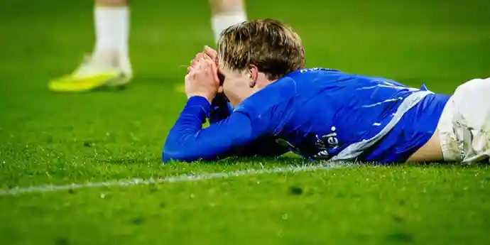 «Сходили в ресторан». Клуб из Нидерландов не собрал игроков на матч из-за массового отравления