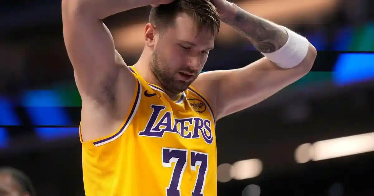 Лука Дончич опустошенно закрыл лицо руками, получив травму задней поверхности бедра