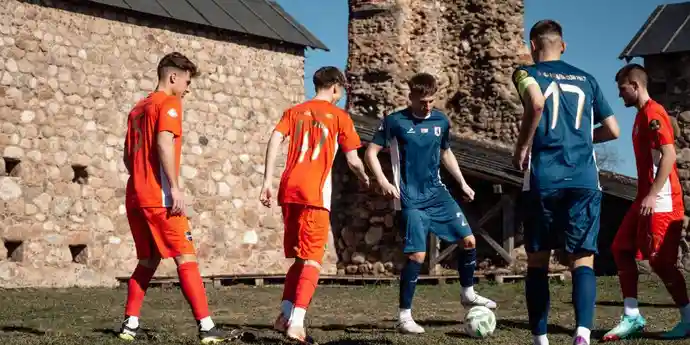 Футболисты «Сморгони» сыграли в футбол в Кревском замке. Рассказываем, как так получилось