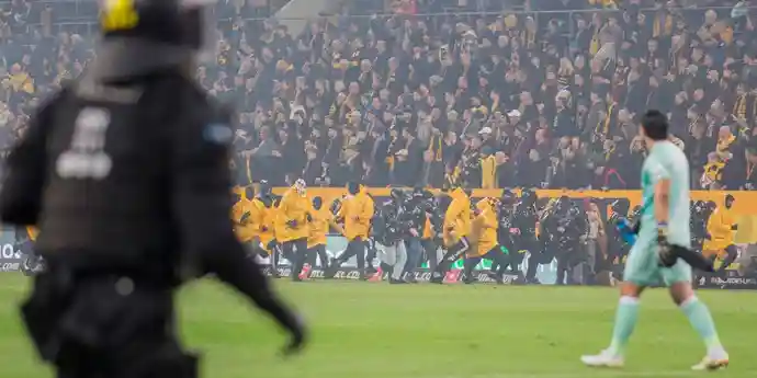 Беспорядки в Германии: фанаты сошлись прямо на футбольном поле