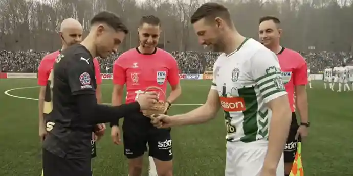 На чемпионате Литвы перед матчем футболисты разыграли мяч, побившись пасхальными яйцами