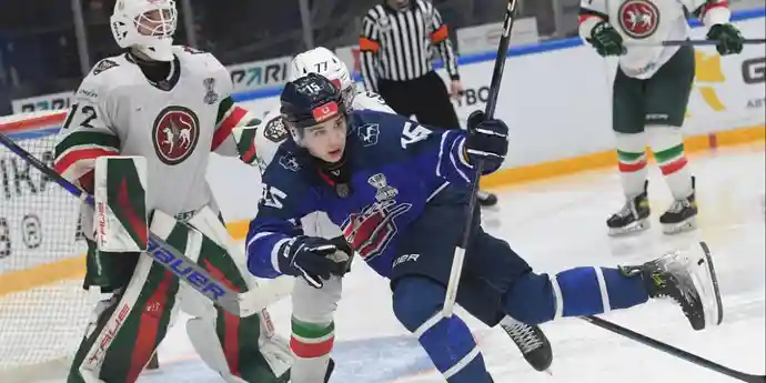 Начали вечером, закончили после полуночи. Молодежные команды рубились на льду больше двух часов