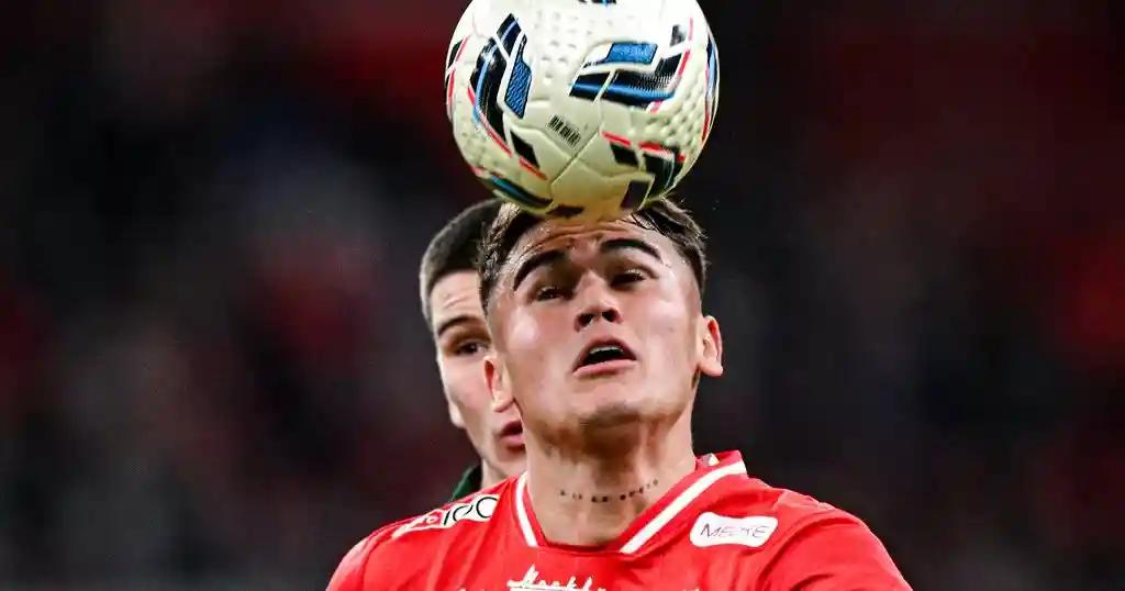 КДК рассмотрит инцидент с попаданием бутылки в голову Угальде