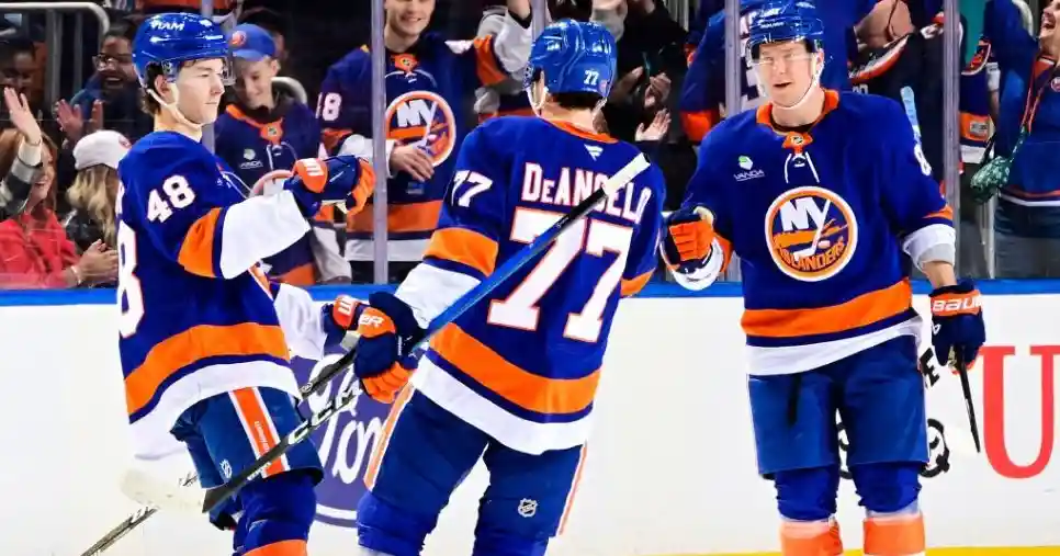 «Айлендерс» выиграли 1-й матч при Дебуре — 5:3 с «Торонто» при 44:16 по броскам. Команда отстает от 3-го места в дивизионе на 1 очко