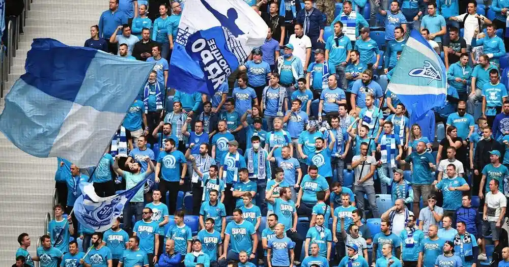 Двум фанатам запретили посещать футбол за бросание бутылок в матче «Зенита»