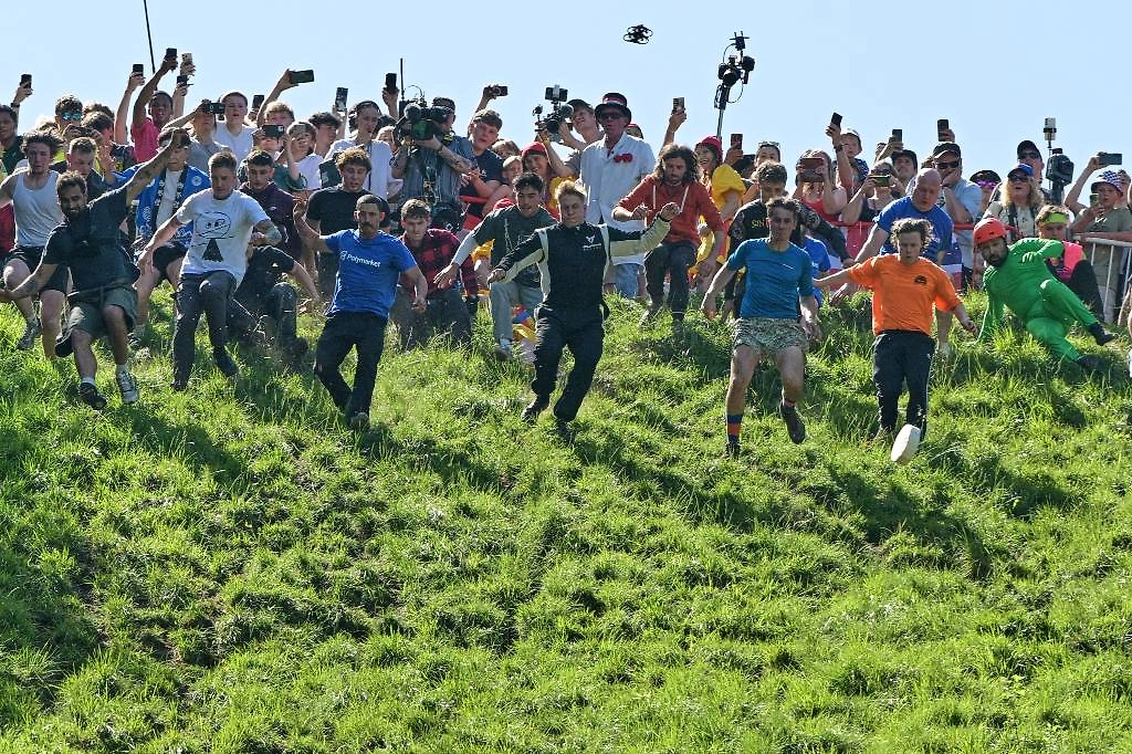 В английском Глостершире прошёл чемпионат по гонке за сырной головкой