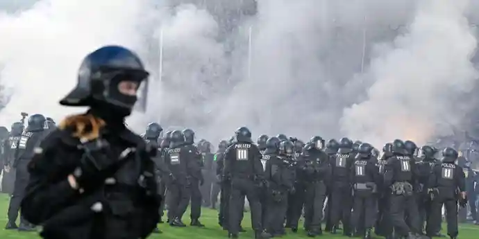 Фанатов в Германии разгоняли с конной полицией и собаками. 85 человек пострадали (видео)
