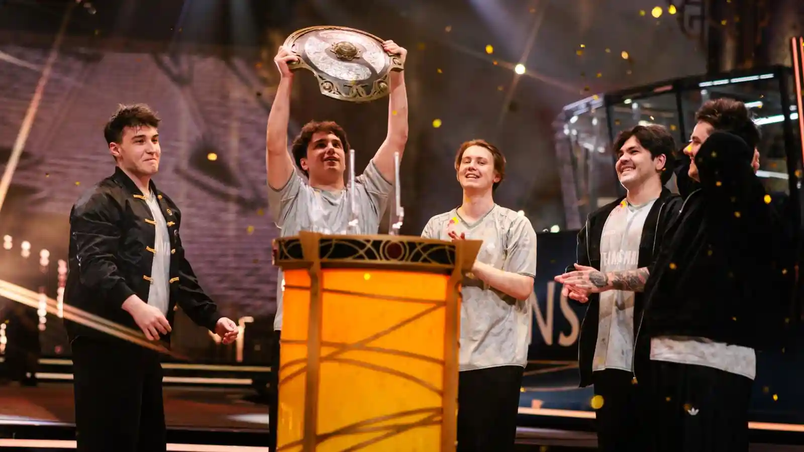 Российская команда Team Spirit в рекордный третий раз выиграла чемпионат мира по Dota 2 и забрала $3,2 млн призовых