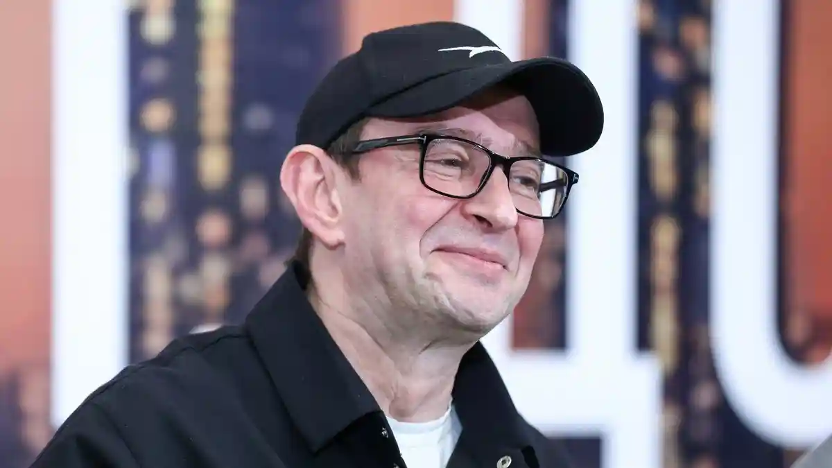 Хабенский, Петров и другие звезды провели матч на Патриарших прудах
