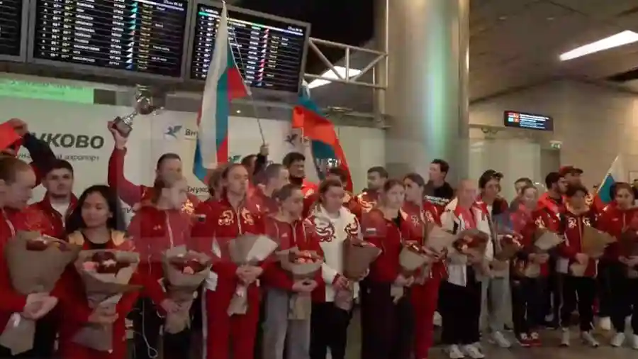 Во Внуково встретили сборную РФ по тяжелой атлетике с чемпионата Европы