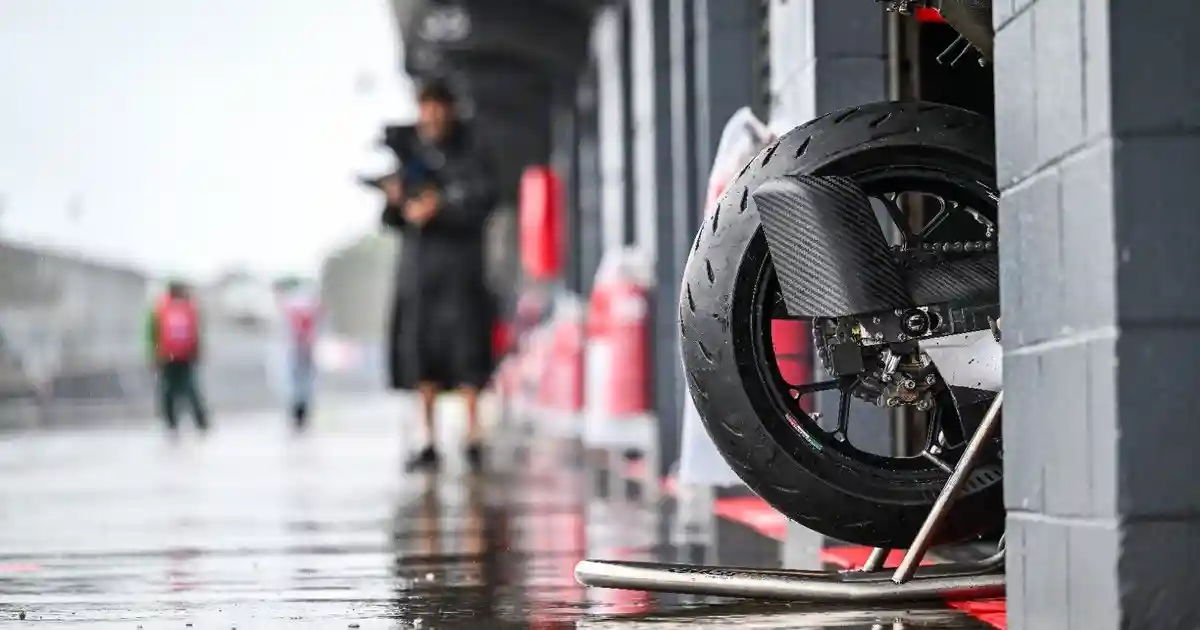 MotoGP. Гран-при Австралии отменен из-за проливного дождя и плохой видимости